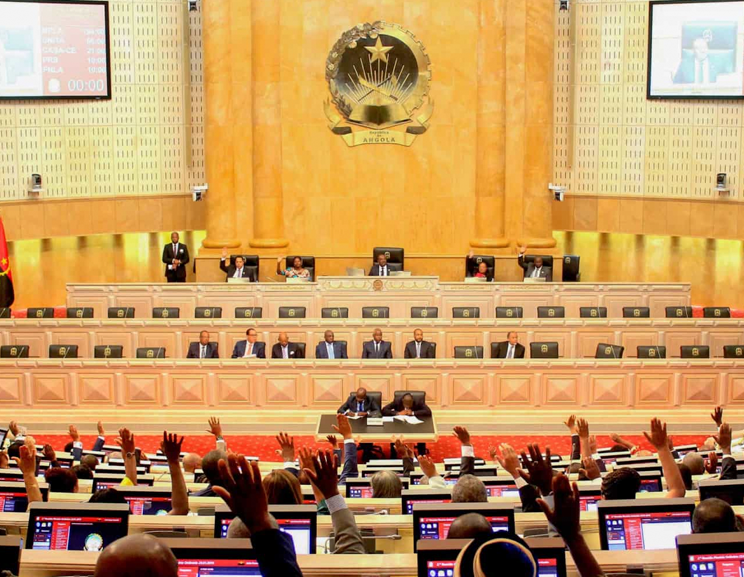 Parlamento aprova lei que torna ensino gratuito #